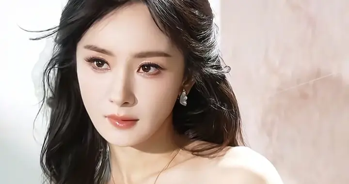 杨幂：40岁又怎样？这身“蓝蝴蝶”造型美回18岁！