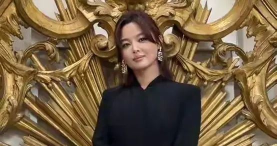 辛芷蕾亮相巴黎，一袭黑衣帅炸全场，这才是真正的东方美人