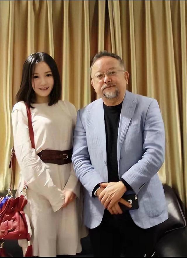 76岁王刚白发苍苍，妻子却风韵犹存！儿子和外孙竟成高中同学！