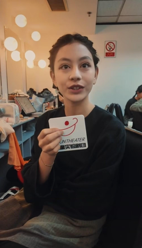 妈呀刘烨的女儿都这么大了？上张脸都是眼睛 好像漫画里的人啊