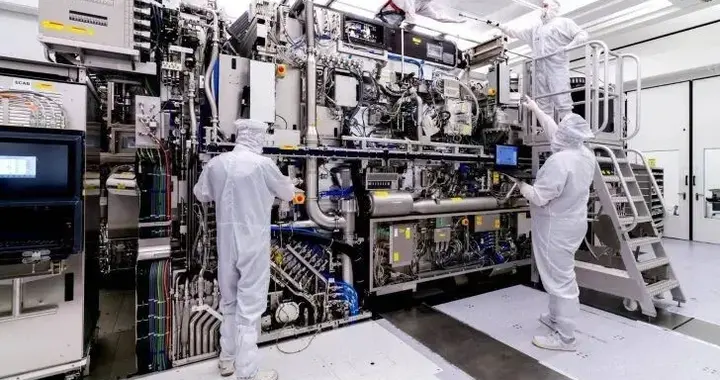 英特爾前CEO進軍光刻機：打造全新EUV光源，性能提高10倍！