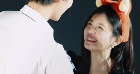 42岁陈妍希玩嗨了！剧宣撩周柯宇像是当年撩陈晓，陈小纭看不下去