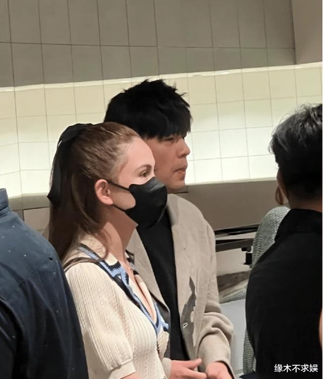 周杰伦|周杰伦新加坡办艺术展，昆凌被夸美如洋娃娃，周杰伦穿搭却被吐槽