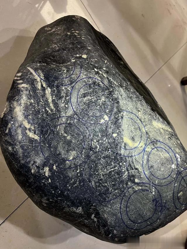 翡翠原石到底要玩大料还是精品小料？