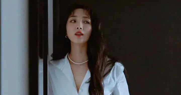 明星高清写真鉴赏｜王紫璇，白衣短裙漫画腿。一眼绝杀！