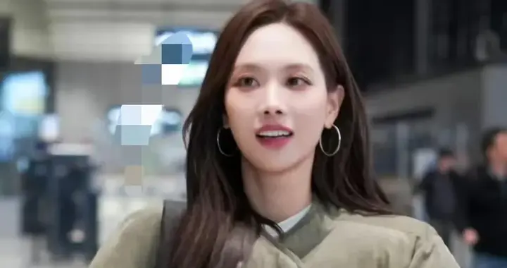 王霏霏机场私服真时髦！穿军绿色面包服+阔腿裤，洋气又高级！