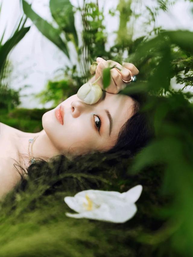 谭松韵蓝水晶孔雀礼裙