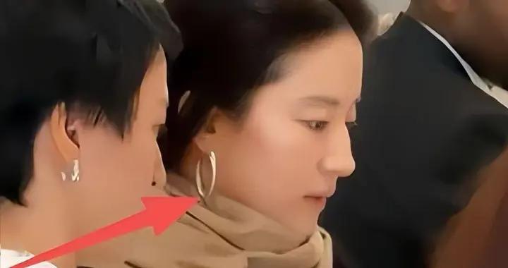 刘亦菲逛阿联酋博物馆！素颜脸色蜡黄头发凌乱，虎背熊腰小腿外翻