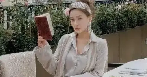 何超莲穿着自己设计的睡衣，真是有钱有才华，上帝忘记给她关门了 ???