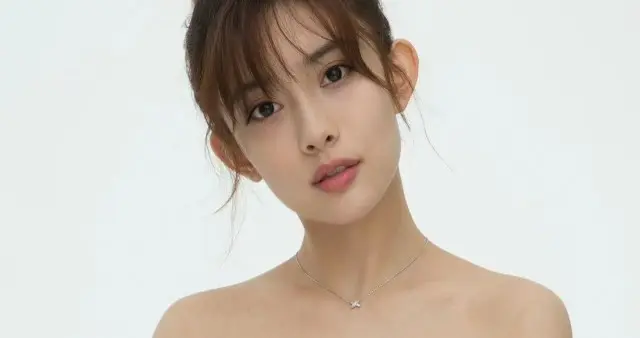 孟子义早期形象照，白裙锁骨好精致。