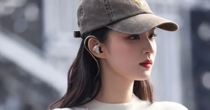 王楚然好优越的侧脸，身着米色针织衣，状态好到爆