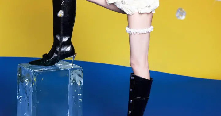 歌手王怡人脚踩高跟筒靴，这腿好美啊