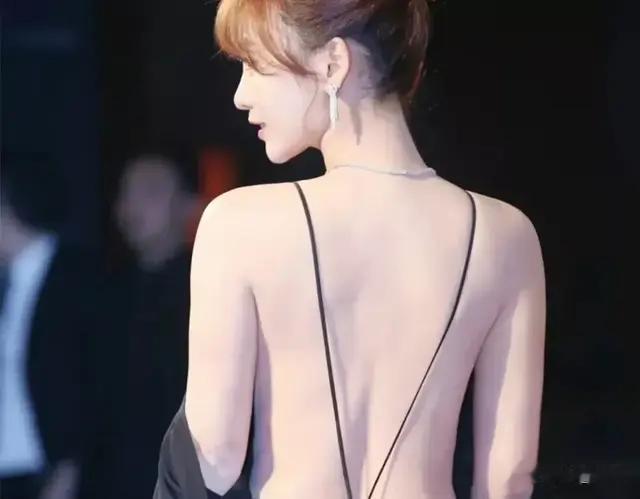 柳岩的两根绳衣服