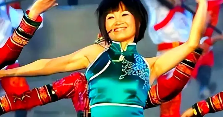 她连上4次春晚，和恩师同居怀孕，被骗流产，如今51岁依然单身！