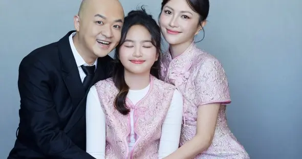 包贝尔一家三口在辽宁卫视春晚同框，好幸福的一家