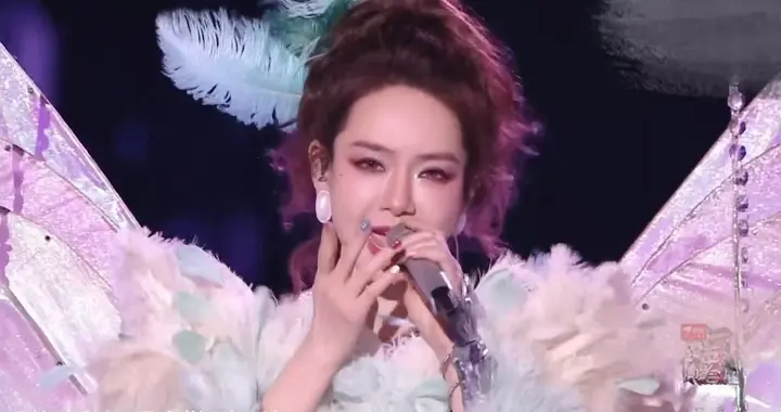 明星跨年夜造型太拉跨：戚薇好像鸡毛掸子，关晓彤又穿错裙子