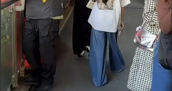 玥儿长又高了，汪小菲说：马筱梅与女儿差不多高，两人情同姐妹