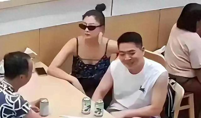 45岁的殷桃与男友在北京一小面馆被拍。