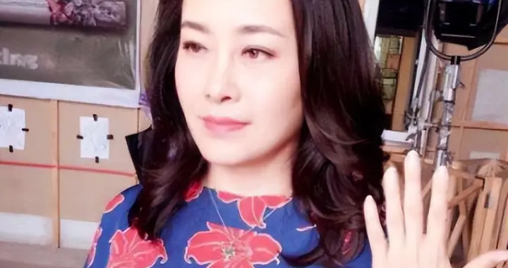 与男友同居8年无果，分手半年转身嫁企业CEO，如今一儿一女很幸福