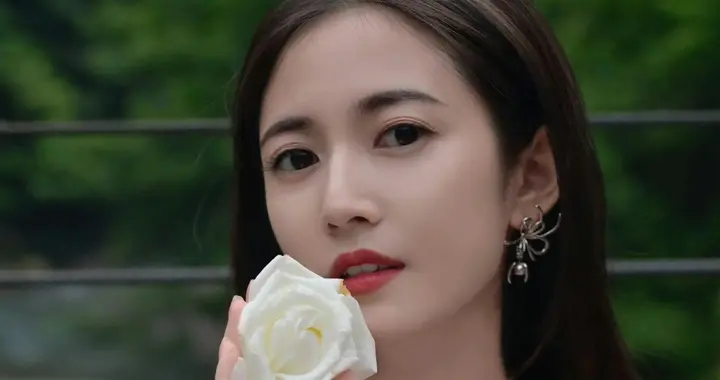 陈钰琪，穿吊带裙的鲜花少女 ???