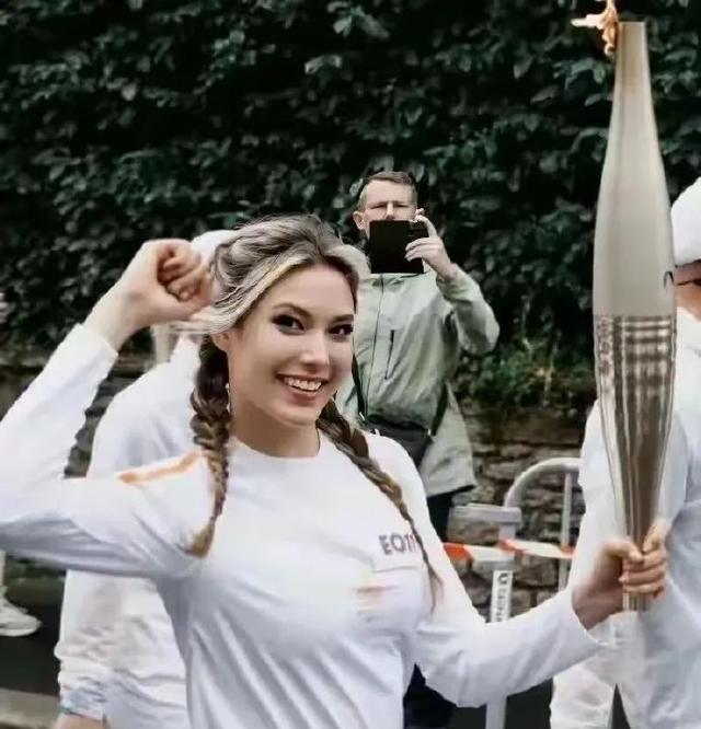 谷爱凌的金发其实一直是染的，她几乎从未间断过染发