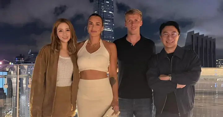 李家诚夫妇合体参加聚会，徐子淇和萨巴伦卡开心互动，没阔太架子