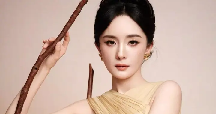 杨幂黄礼裙优雅明媚，身姿绰约似神女降临