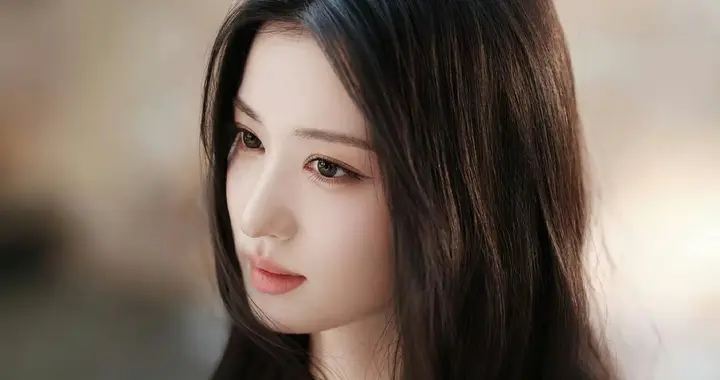 王楚然骨相出众，气质淡雅，美的让人移不开眼！