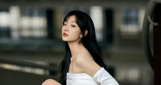 孙千腿很白，就是脚太大了