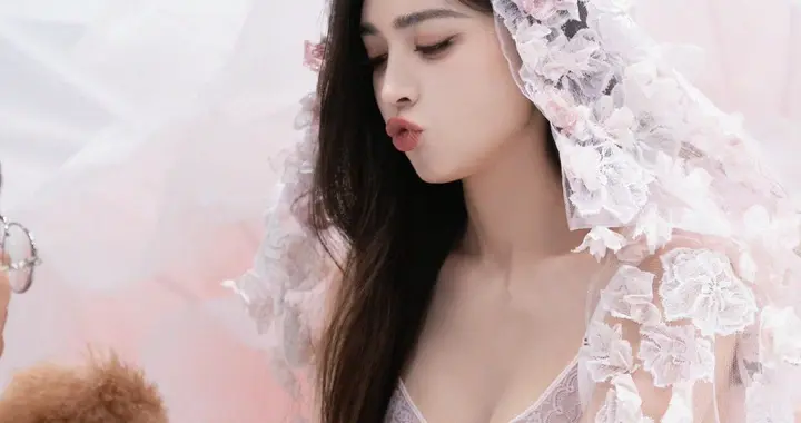 古力娜扎——花瓣蕾丝胸衣的诱惑