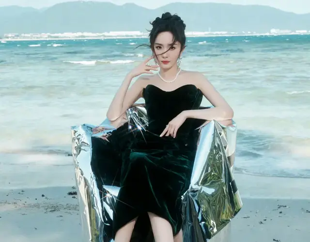 杨幂墨绿色抹胸礼服裙灵动柔美