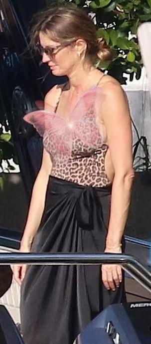 44岁吉娘娘生完三胎后首亮相！才一个月恢复这么好，穿泳衣超火辣