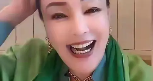 箖箖玥儿抱弟弟，全网泪目：这才是最治愈的手足情！