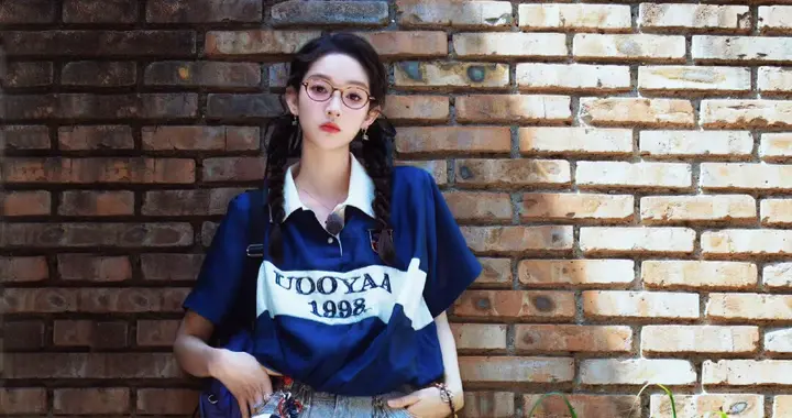 王玉雯被偶遇，白到发光筷子腰抢镜，网友：这是女明星的深夜食堂