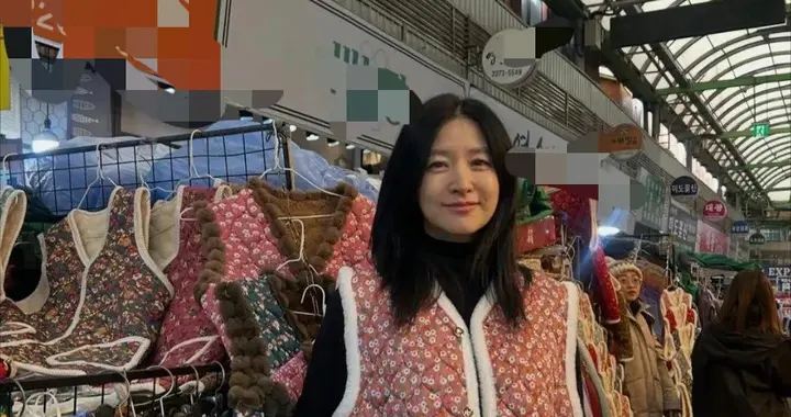 55岁李英爱去逛菜市场，在平价店买了花棉袄，非常漂亮