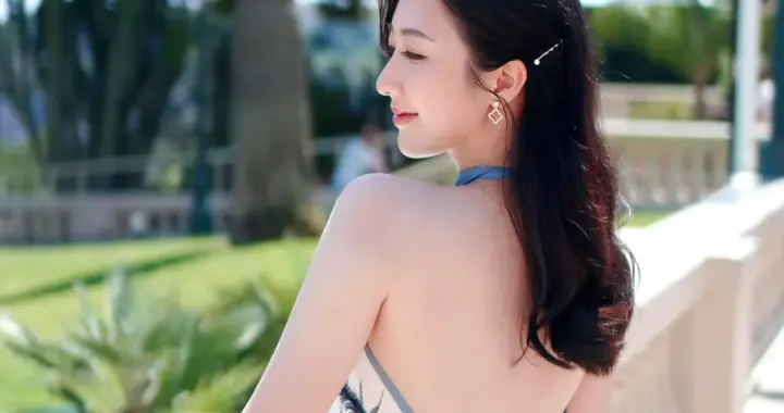 何依婷印花背部镂空吊带裙，蓝白配色性感又优雅