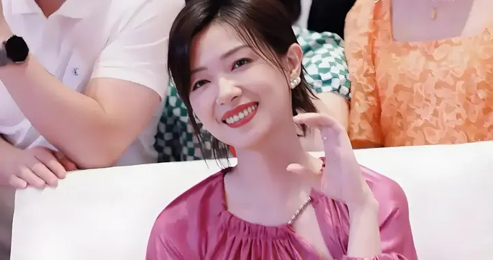 万茜亮相现场，镜头下的她肌肤白皙透亮，透明高跟鞋更显气质