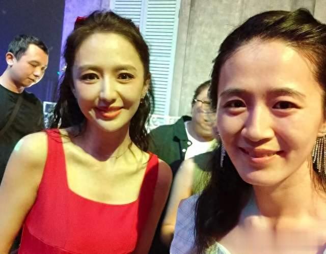 佟丽娅红裙造型好明媚，有被姐姐惊艳到，简直就是红裙美人！