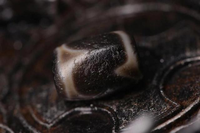 揭秘文玩圈奇趣：玩味天珠，探寻千年文化瑰宝