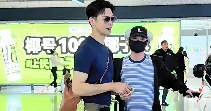 有网友在机场偶遇辰亦儒，他真人又高又帅！