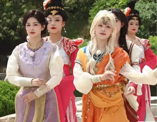 奔跑吧最新一期造型路透，异域风明显，像是去参加武林大会似的