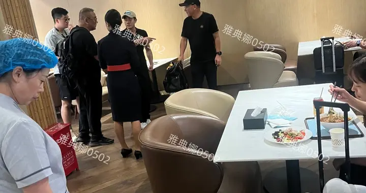郭富城现身机场贵宾室竟无人识， 本人就是个毫不起眼的小个老头!