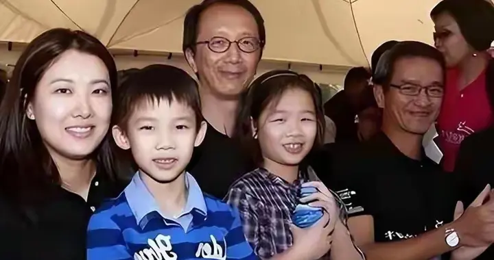 伏明霞带女儿逛街，梁锦松拄杖随行，街拍曝光，日常却鲜为人知。