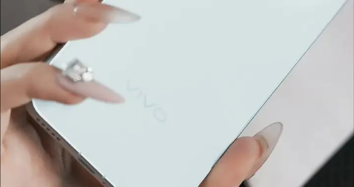 vivo的“優(yōu)質(zhì)小鋼炮”！天璣9500+超窄直屏+百倍變焦+IP69防水