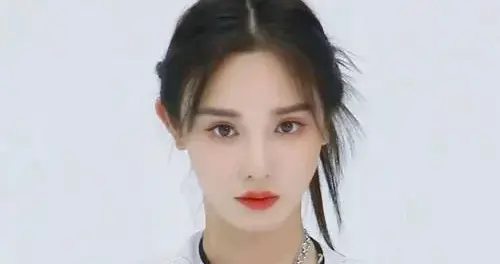 彭小苒：从主持到荧幕的璀璨绽放