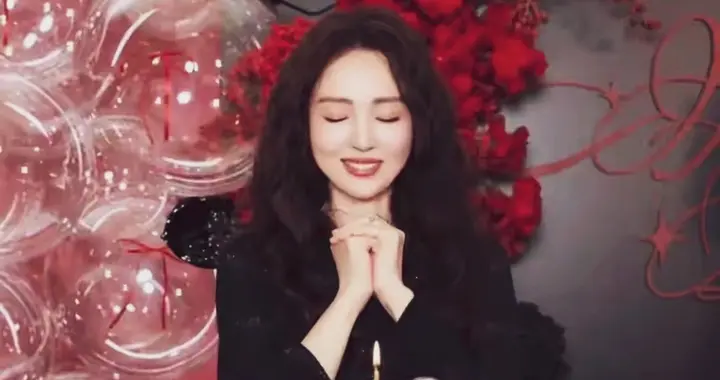 董璇46岁生日孕肚藏不住？捧蛋糕隆起明显，小酒窝甜笑抢镜！