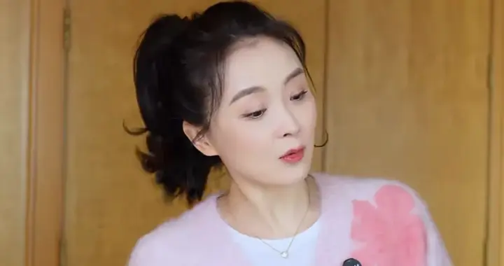 王艳带儿子装扮豪宅迎新年，19岁球球颜值逆袭，福气耳太抢镜