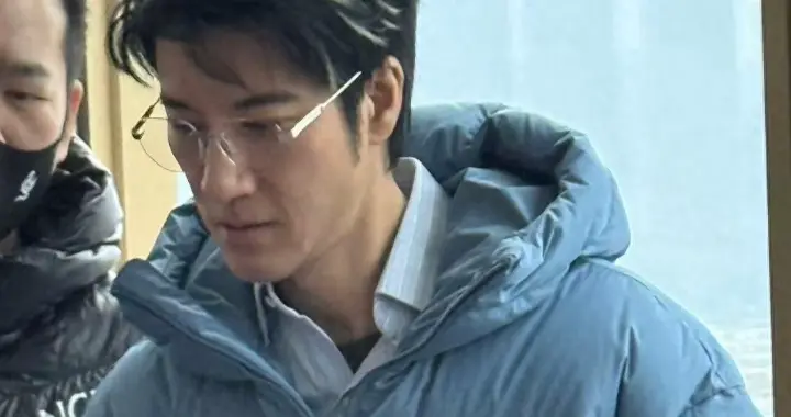 49岁王力宏现身萧山，穿着跟普通人没区别，他真的很执着穿小脚裤