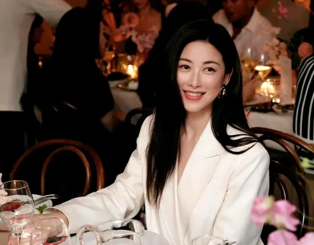 朱珠，脸好看就算了，身材还这么好，气质自带光芒