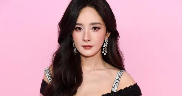 杨幂亮相维密大秀，黑色镂空裙装搭配长筒皮靴，冷艳飒爽女王范